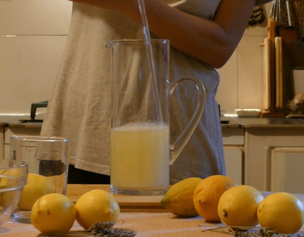 añadir agua de coco a la jara de limonada