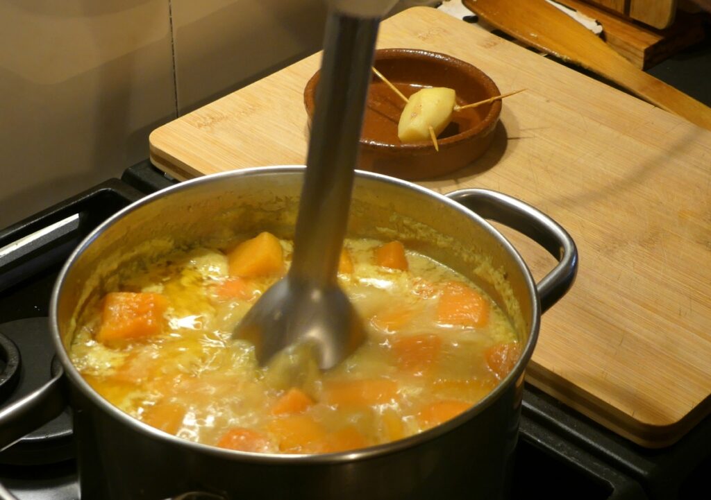 triturar la sopa de calabaza hasta que sea cremosa