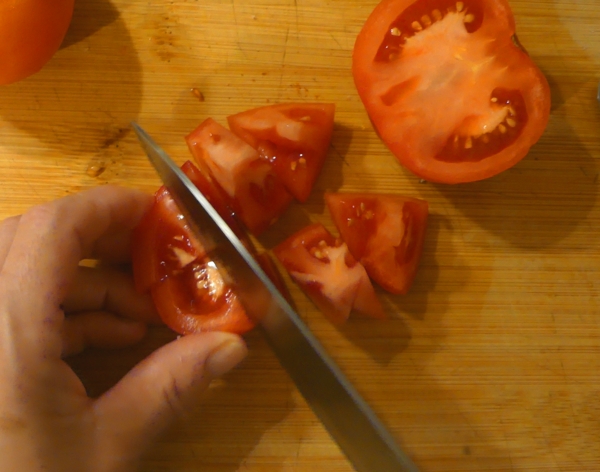 cortar tomates para la receta de lentejas