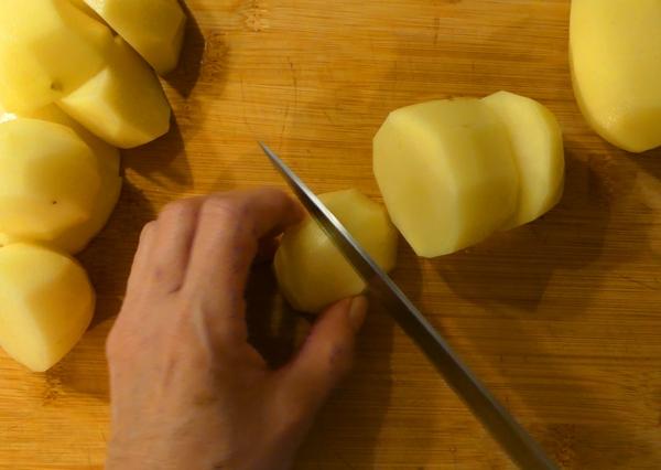 cortar las patatas en dados y añadir a la cacerola