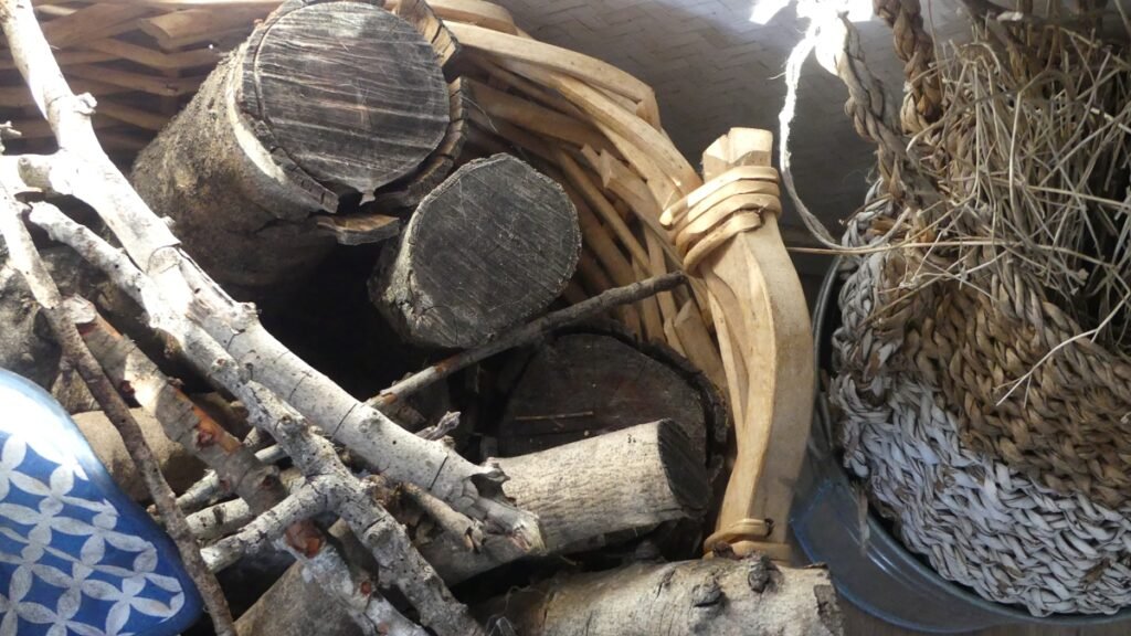 Leña de olivo iluminadas por la luz suave de la mañana, símbolo del amor que se entrega y siempre regresa en bendición