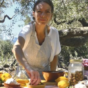 Jessica, productora de aceite de oliva en España y bloguera de fe, en su olivar.