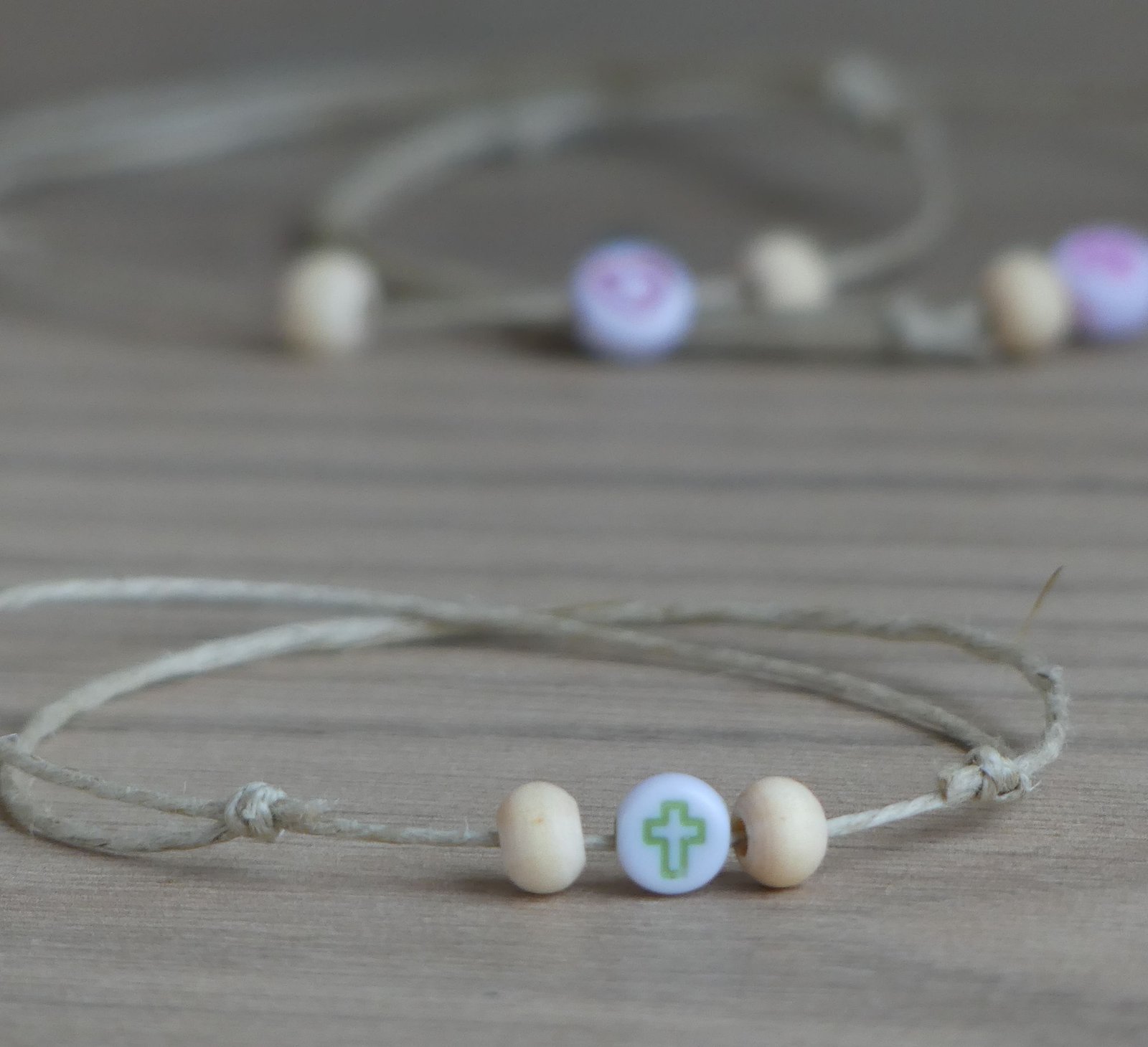 Pulsera artesanal de cordón con cruz o corazón