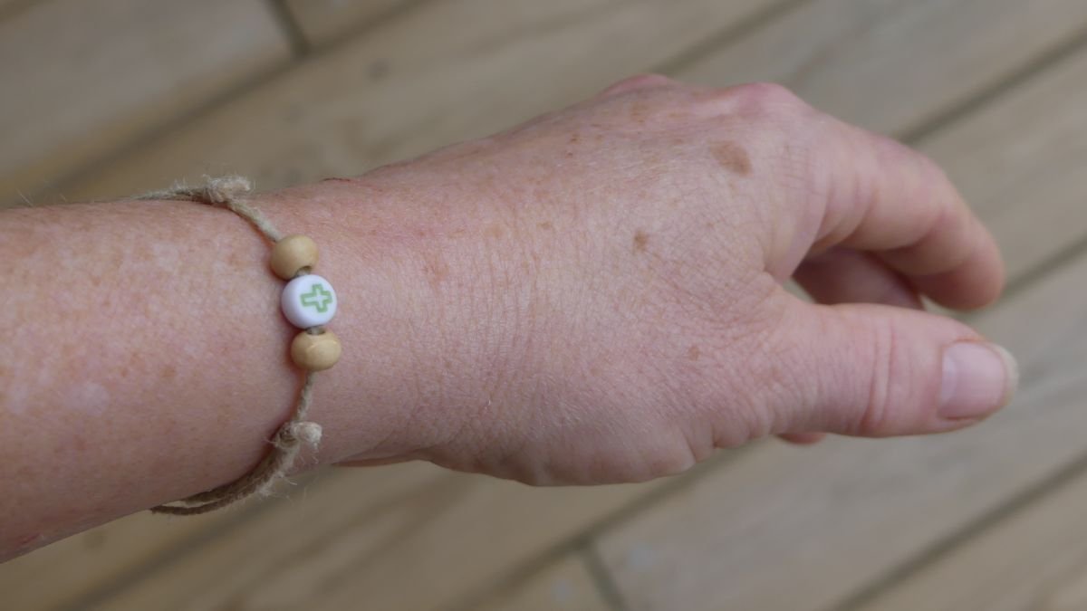 Pulsera artesanal de cordón con cruz o corazón - Imagen 3