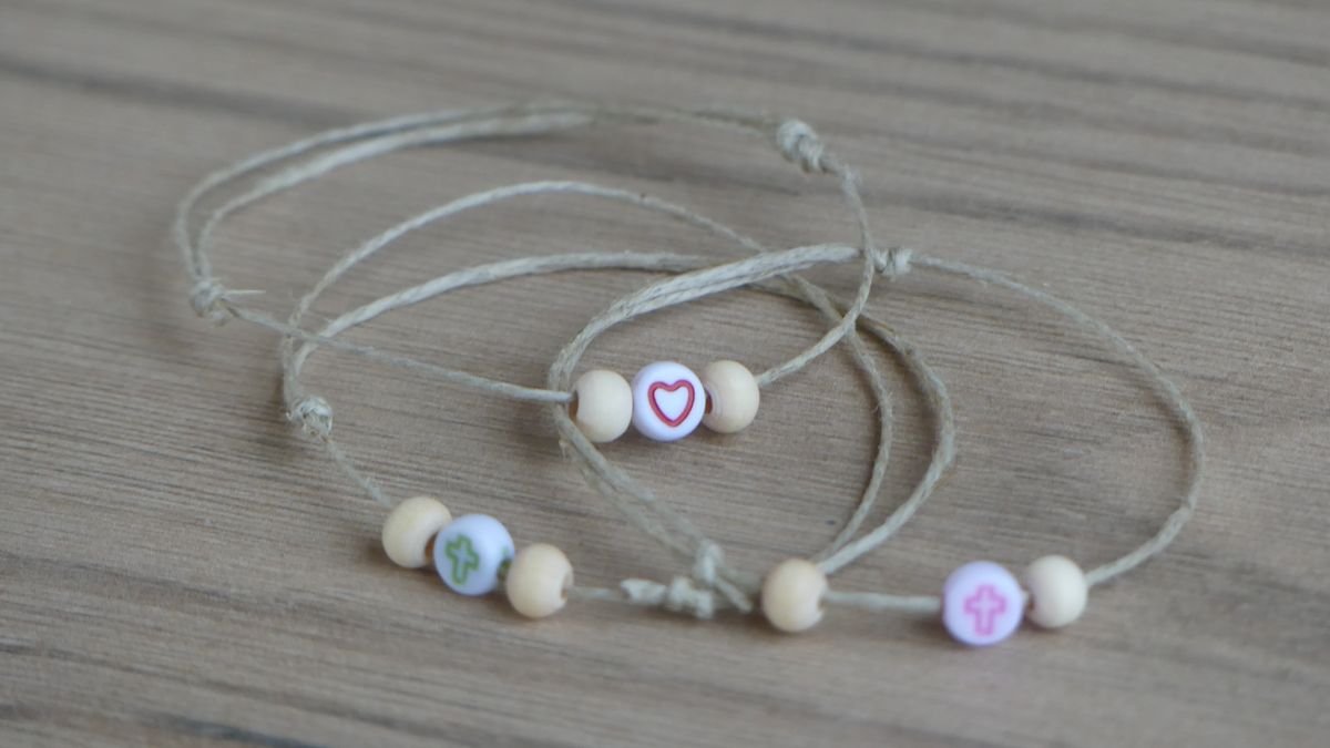 Pulsera artesanal de cordón con cruz o corazón - Imagen 2