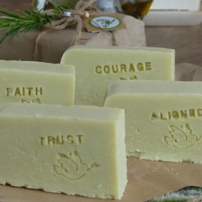 Jabón artesanal de romero con aceite de oliva virgen extra