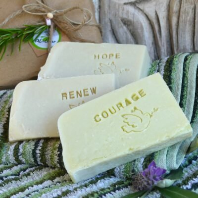 Trío de jabones artesanales con aceite de oliva virgen extra, colección Ánimo con las palabras Hope, Renew y Courage