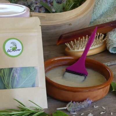 Hierbas frescas cuidadosamente seleccionado de nuestro olivar para mascarilla capillar de arroz y hierbas Al olivar