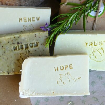 Set de 4 jabones artesanales con aceite de oliva virgen extra, colección Nuevos Comienzos con las palabras Renew, Wisdom, Trust y Hope