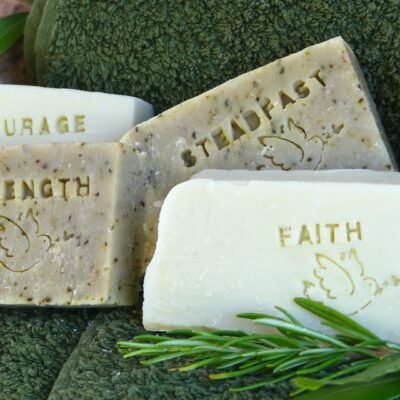 Colección Fortaleza, set de 4 jabones artesanales con aceite de oliva virgen extra y las palabras Faith, Courage, Strength y Steadfast