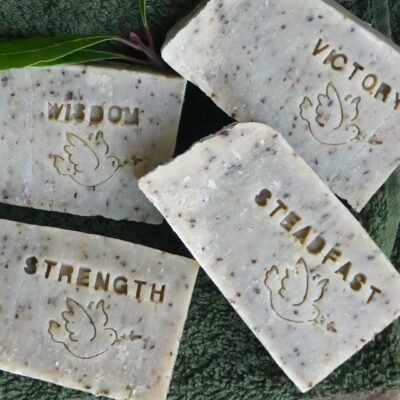 Jabón artesanal de laurel con aceite de oliva virgen extra, hecho a mano e infusionado con hojas de laurel